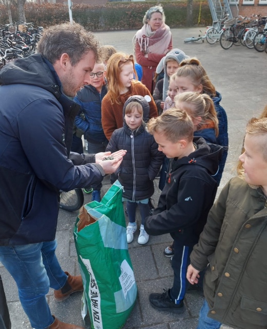 Groep 4 28 april 2021 bloemen zaaien